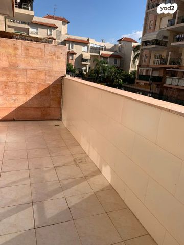 דירה, דרך מרדכי בשיסט 41, נווה עמית, רחובות