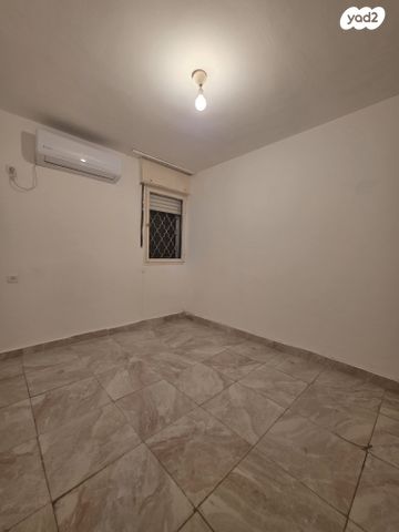 דירה, שדרות ביאליק 4, קרית ים  א', קרית ים