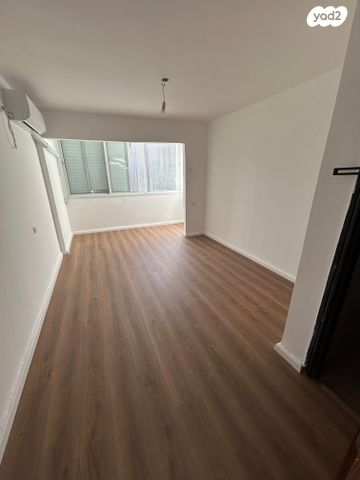 אפרים צור 52