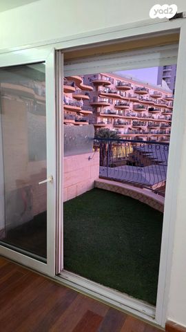 דירה, שדרות מנחם בגין 1, גבעת אולגה, חדרה