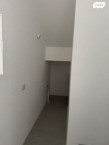 מרתף/ פרטר, תירוש 1, גילץ הירוקה, אבן יהודה