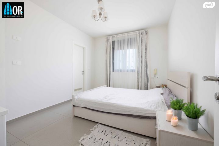 דירה, הרב זבולון גרז, רחובות הצעירה, רחובות