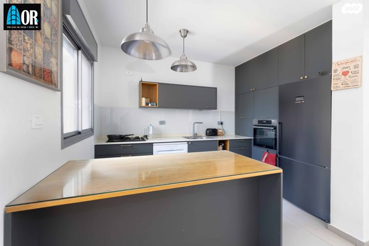 דירה, הרב זבולון גרז, רחובות הצעירה, רחובות