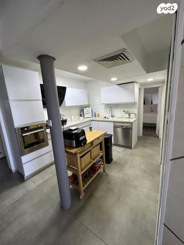 דירה, הגיבור האלמוני, יד אליהו, תל אביב יפו