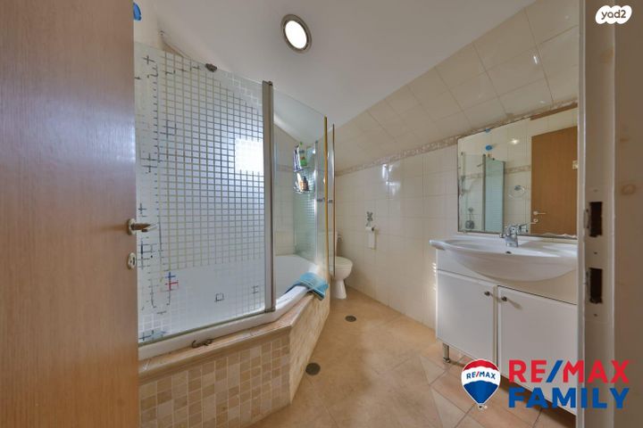 דו משפחתי, לח"י, הפרפר, קרית ביאליק