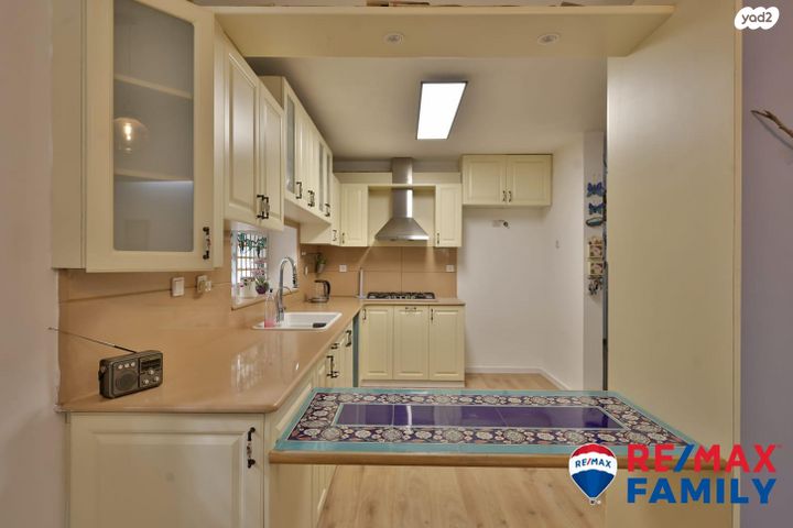 דו משפחתי, לח"י, הפרפר, קרית ביאליק