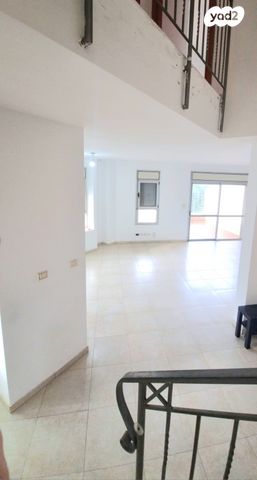 דופלקס, הסחלב, קרית הפרחים - 2005, רעננה