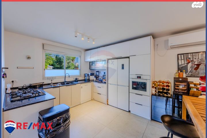 דו משפחתי, חצב, אומן