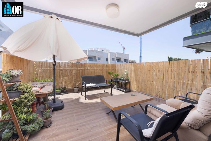 דירה, הרב זבולון גרז, רחובות הצעירה, רחובות