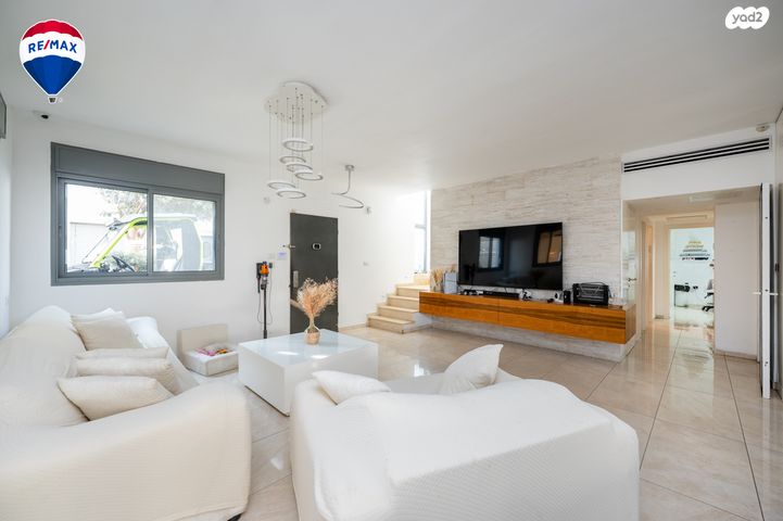 דו משפחתי, מול היקב, זכרון יעקב