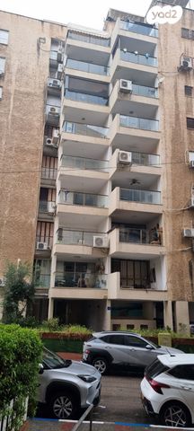 גג/ פנטהאוז, רוטשילד 3, גרין ועם, חולון