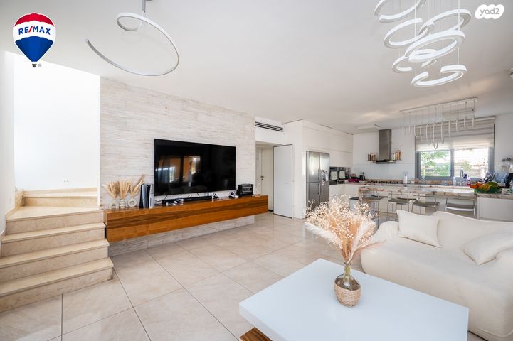 דו משפחתי, מול היקב, זכרון יעקב