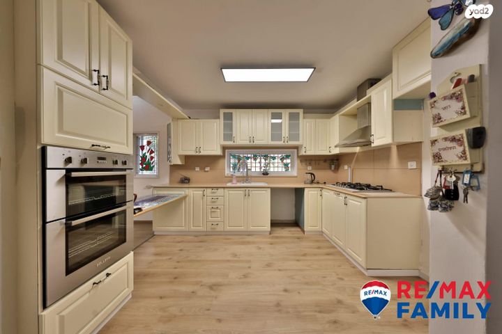 דו משפחתי, לח"י, הפרפר, קרית ביאליק