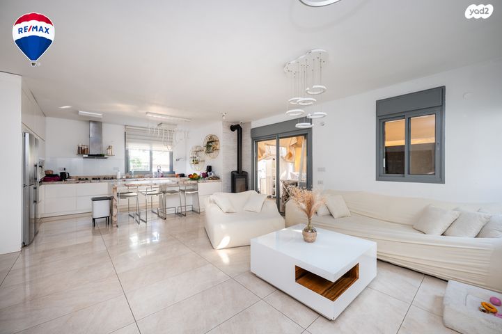 דו משפחתי, מול היקב, זכרון יעקב