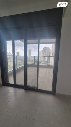 דירה, אמנון ליפקין שחק, נוף הטיילת, נתניה