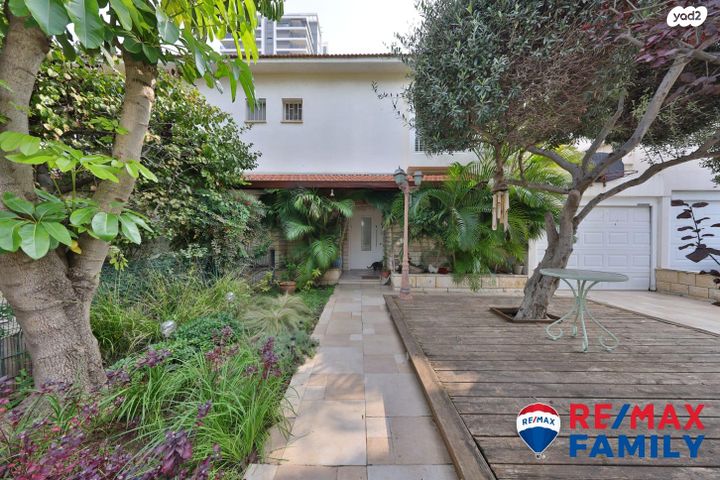 דו משפחתי, לח"י, הפרפר, קרית ביאליק