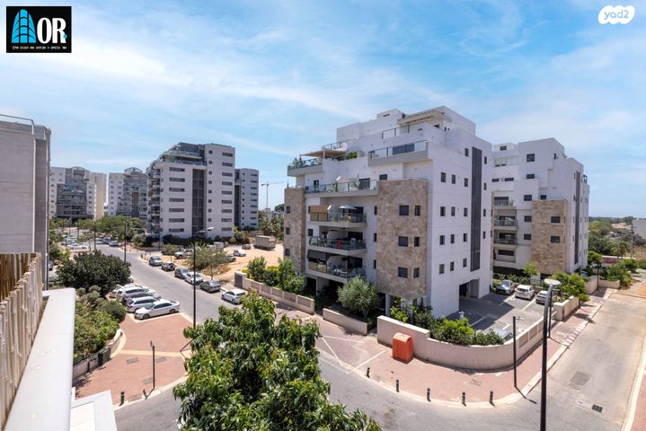 דירה, הרב זבולון גרז, רחובות הצעירה, רחובות