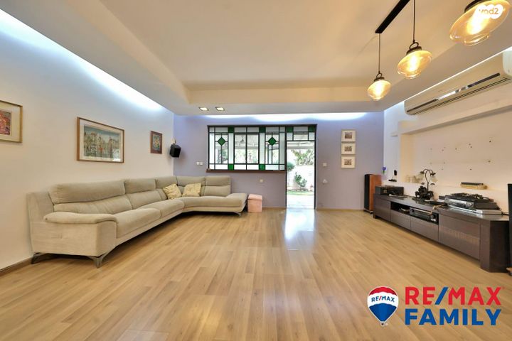 דו משפחתי, לח"י, הפרפר, קרית ביאליק