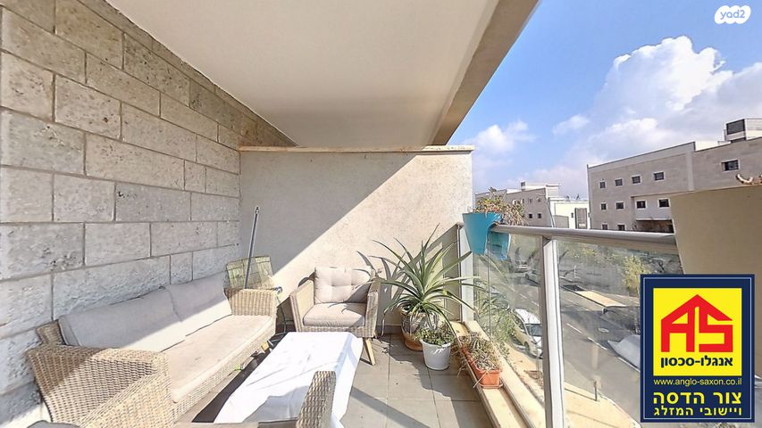 דירה, דוכיפת, סנסן, צור הדסה