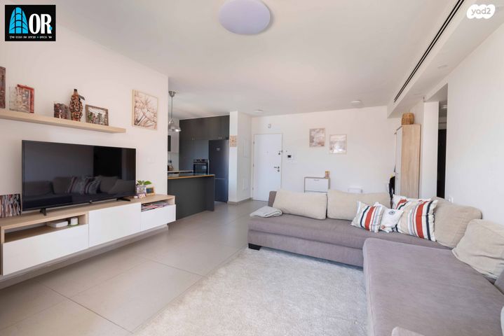 דירה, הרב זבולון גרז, רחובות הצעירה, רחובות