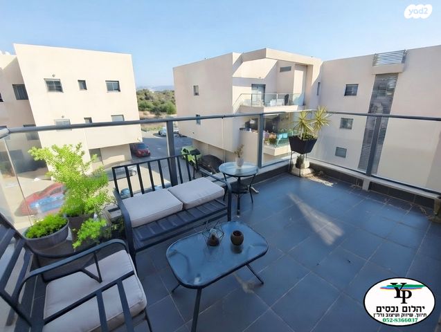 דירה, הרכס, עתלית