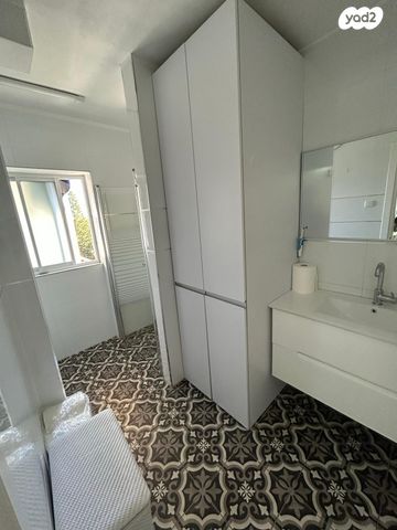 דירה, הגיבור האלמוני, יד אליהו, תל אביב יפו