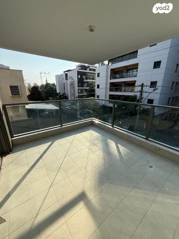 דירה, הרצליה