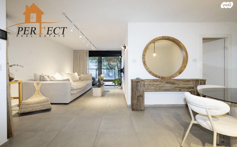 דירה, הנעורים, הרצליה