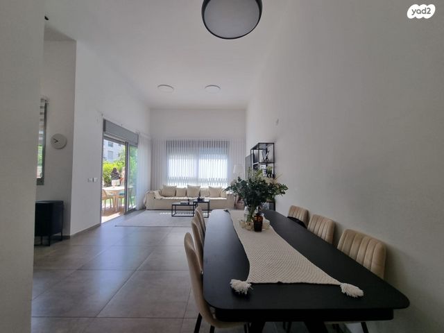 דירת גן, אסתר ראב, הרצליה