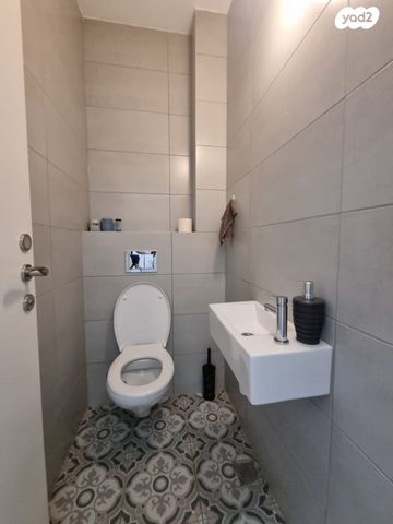 דירת גן, אסתר ראב, הרצליה