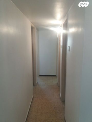 דירה, חב"ד, רמב"ם, ראשון לציון