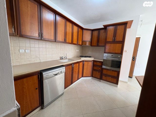 גג/ פנטהאוז, מורדי הגטאות 22, מרכז העיר, קרית אתא