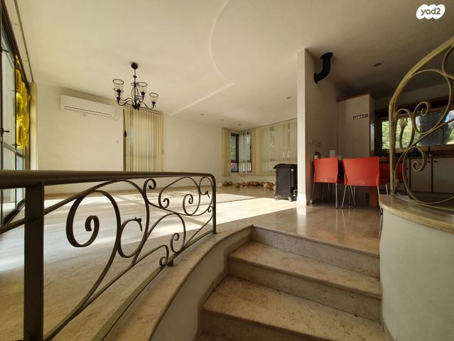 דו משפחתי, עגור, הציפורים, קיסריה