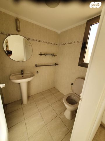 דו משפחתי, עגור, הציפורים, קיסריה