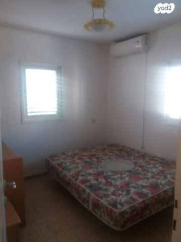 דירה, חב"ד, רמב"ם, ראשון לציון