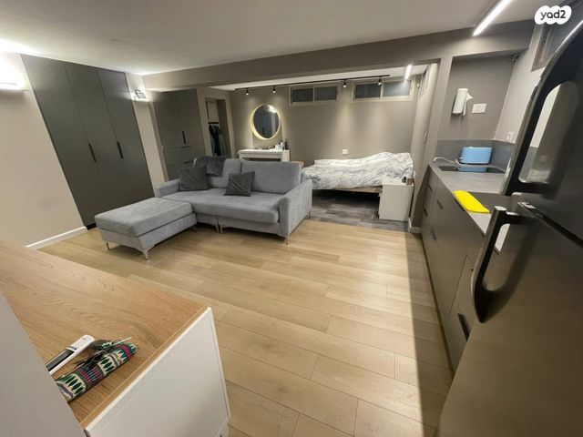 סטודיו/ לופט, בנות חיל, ראשון לציון