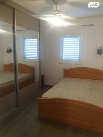 דירה, חב"ד, רמב"ם, ראשון לציון