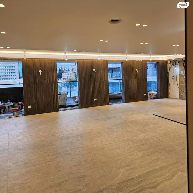 דירה, הרב כהנמן, מפעלי קוקה קולה, בני ברק