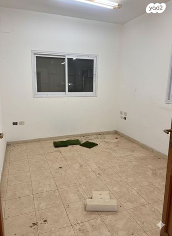 מחסנים, נוף שדות, עולש, עולש