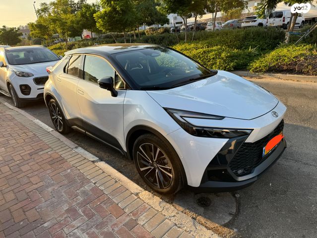 מודעת רכב טויוטה C-HR