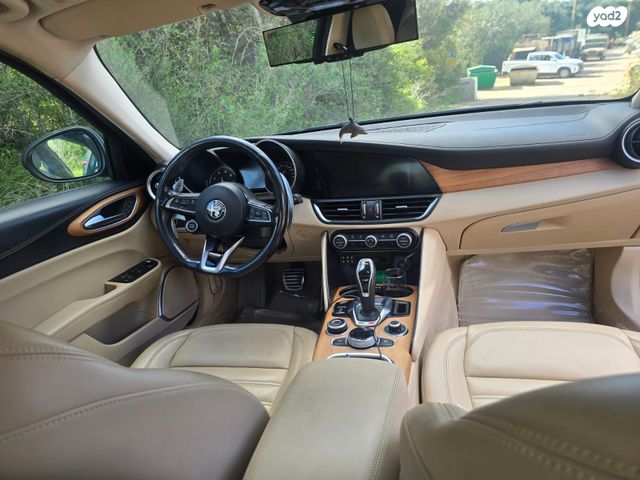 מודעת רכב אלפא רומיאו ג'וליה