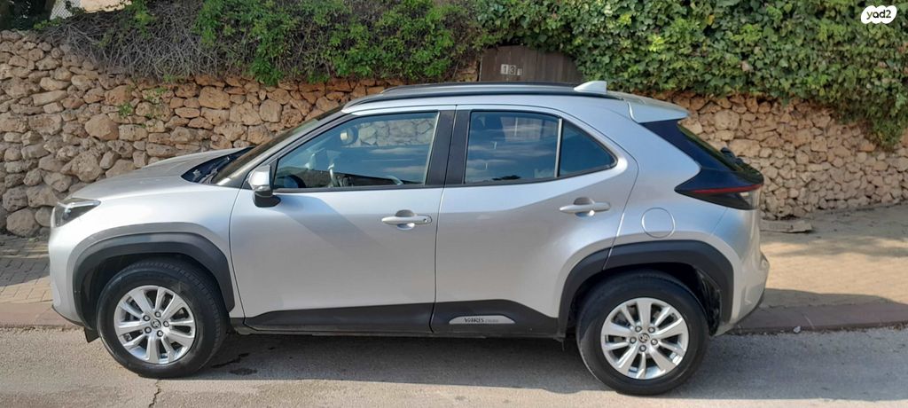 מודעת רכב טויוטה יאריס קרוס