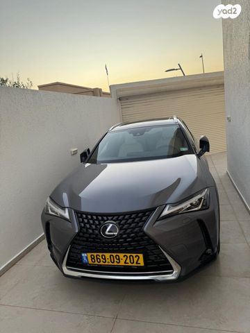 מודעת רכב לקסוס UX