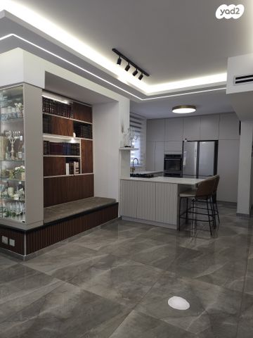 טריפלקס, לאה אמנו 3, אחיסמך, לוד