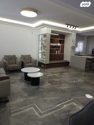 טריפלקס, לאה אמנו 3, אחיסמך, לוד