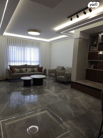 טריפלקס, לאה אמנו 3, אחיסמך, לוד