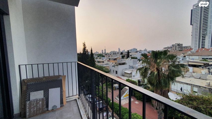 שדרות הצנחנים 18