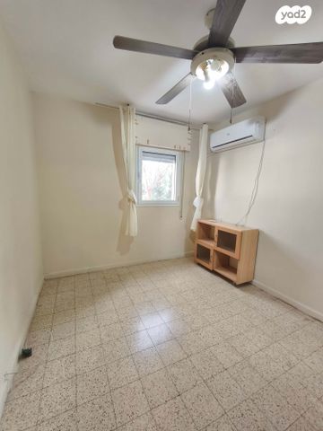 שדרות השושנים 7