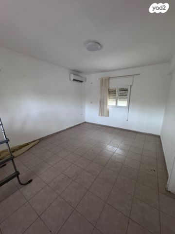 דו משפחתי, אהבת ציון, שיכון ג, טבריה