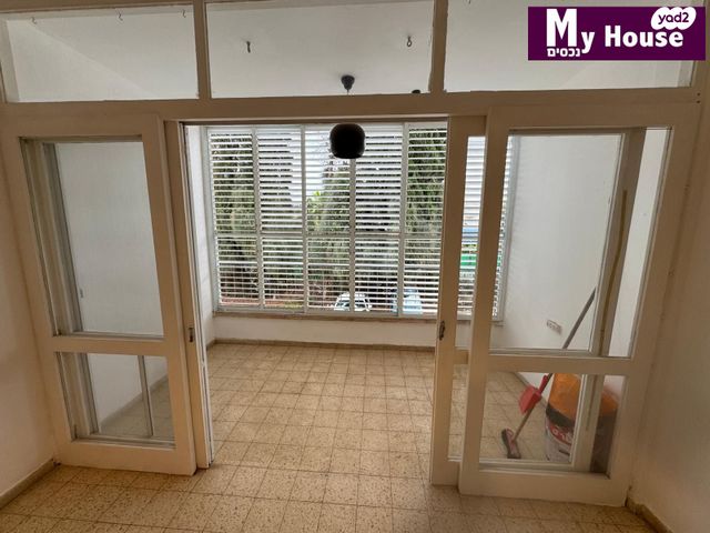 דירה, המושבה, גדרה